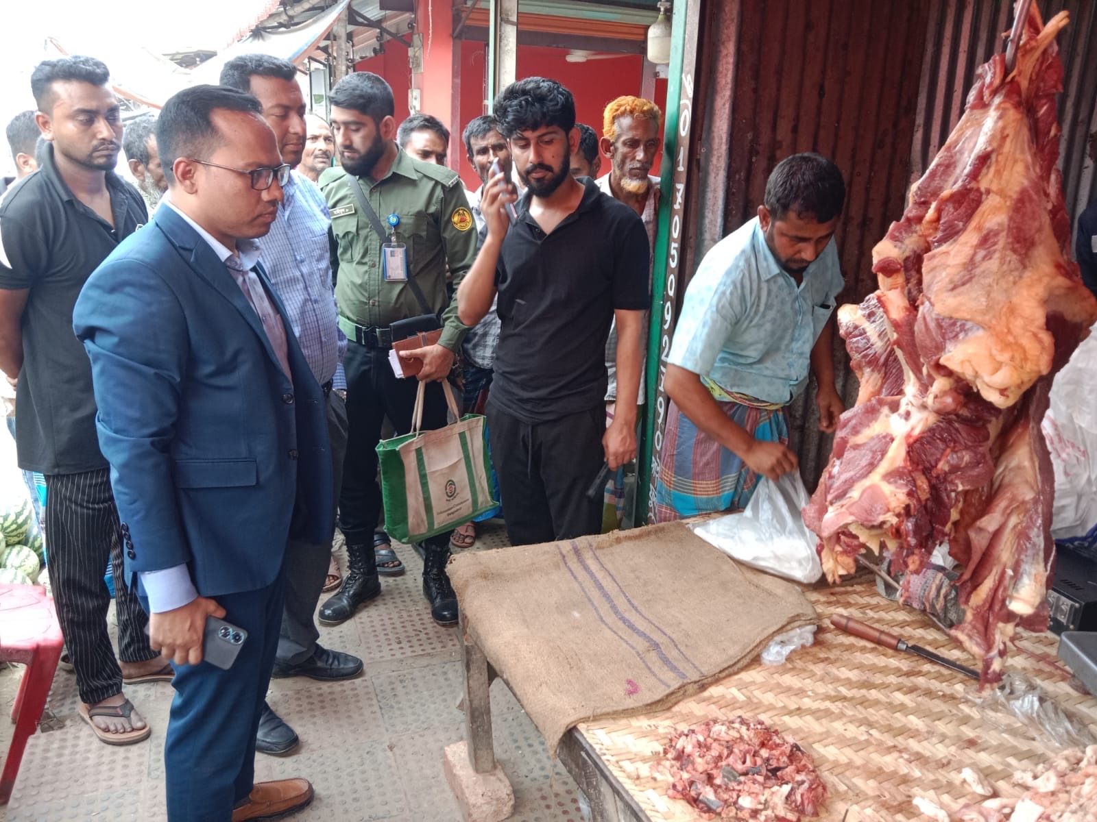 পঁচা-বাসি মাংস বিক্রির দায়ে মধুপুরে ২৫ হাজার টাকা জরিমানা 