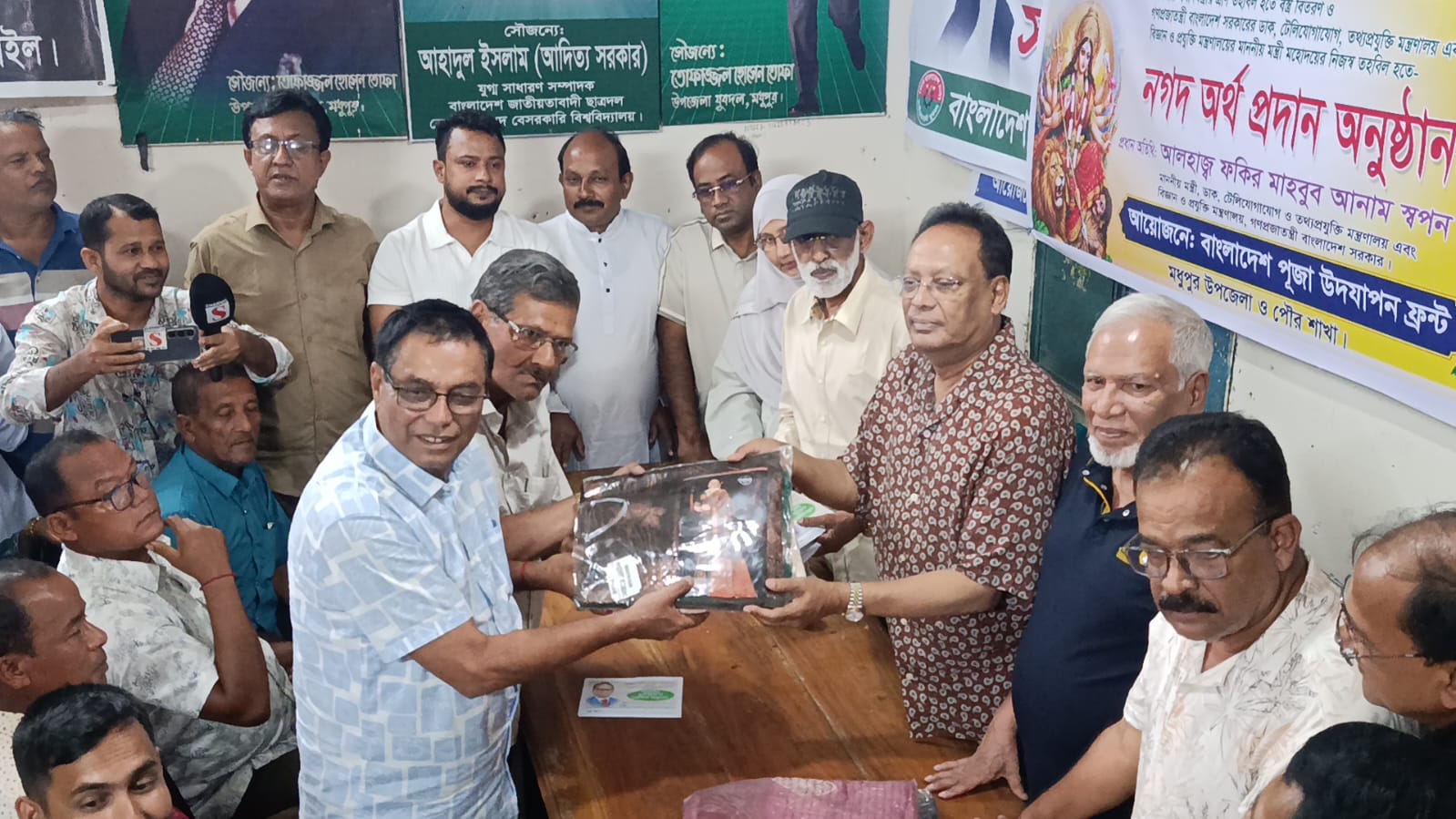 মধুপুরে দুর্গোৎসব উপলক্ষে বস্ত্র ও নগদ অর্থ বিতরণ করলেন আইসিটি মন্ত্রী